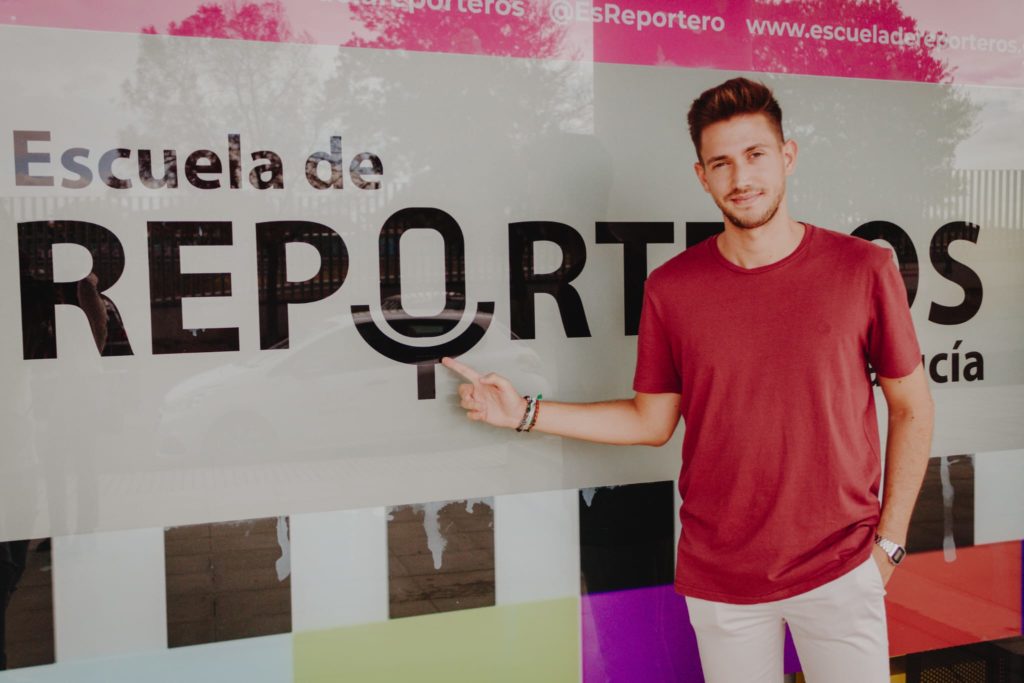 El periodista Pedro Pablo Doña posando en la Escuela de Reporteros de Andalucía